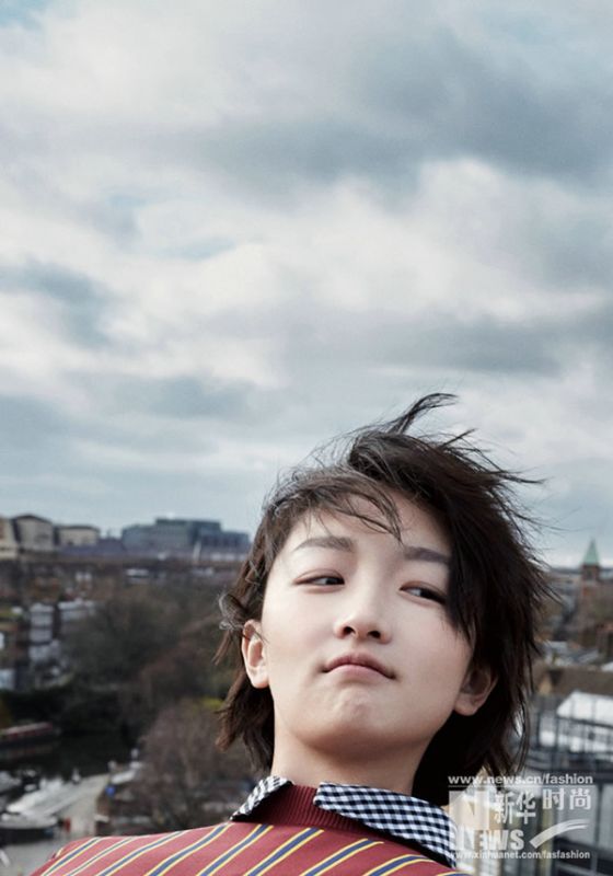 周冬雨登时尚封面，漫步街头酷美范儿十足